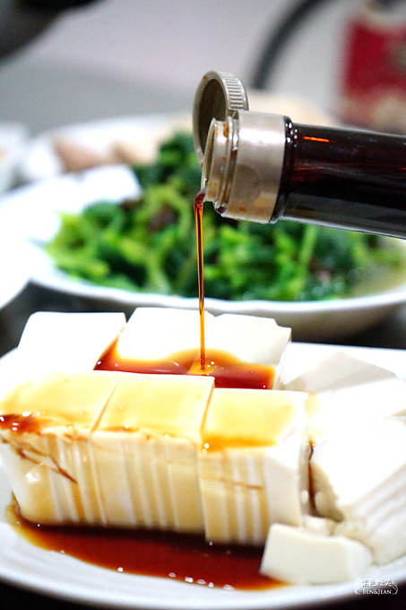 第一瓶用100％台灣在地原料製成的金蘭國產有機醬油~除了對台灣的土地有幫助，同時也是消費者可以安心又放心的產品(金蘭醬油博物館) @紫色微笑 Ben&amp;Jean 饗樂生活