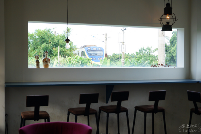 【小花徑咖啡】喝咖啡看火車 復古鐵道咖啡廳.宜蘭IG熱門打卡點|宜蘭頭城咖啡廳推薦 @紫色微笑 Ben&amp;Jean 饗樂生活