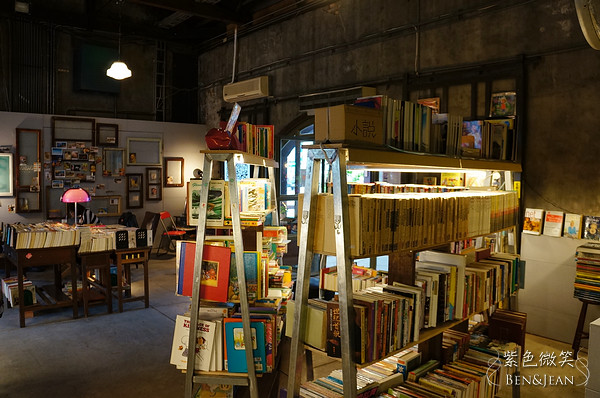 ▋宜蘭市旅遊▋舊書櫃。二手書 咖啡 輕食~車站舊倉庫與懷舊人文風的邂逅 @紫色微笑 Ben&amp;Jean 饗樂生活