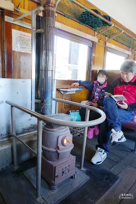 津輕鐵道暖爐列車▋日本青森~大雪紛飛的白色鐵道中依偎在熱呼呼暖爐旁吃著幸福的烤魷魚，這滋味永生難忘 @紫色微笑 Ben&amp;Jean 饗樂生活