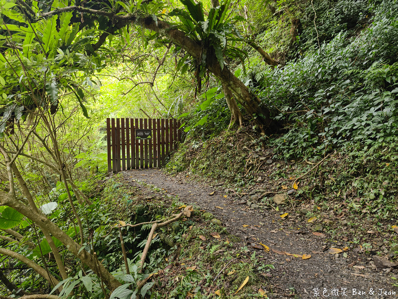 【免門票森林秘境】林美石磐步道｜網美級登山步道!漫步草湳湖與溪谷飛瀑木棧道瀑布最新路況與交通停車＋周邊美食全打包！ @紫色微笑 Ben Jean 饗樂生活