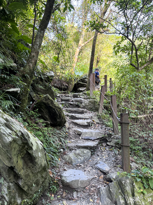 新寮瀑布步道》漫步輕鬆好走森林步道，探訪雙層沁涼瀑布 @紫色微笑 Ben&amp;Jean 饗樂生活