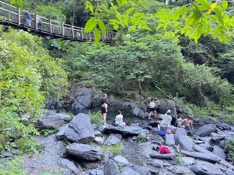 新寮瀑布步道》漫步輕鬆好走森林步道，探訪雙層沁涼瀑布 @紫色微笑 Ben&amp;Jean 饗樂生活