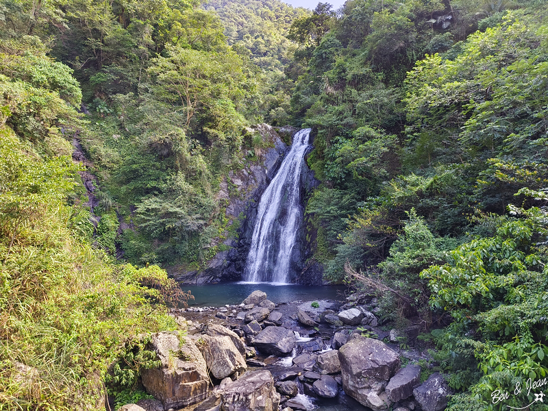 新寮瀑布步道》漫步輕鬆好走森林步道，探訪雙層沁涼瀑布 @紫色微笑 Ben&amp;Jean 饗樂生活