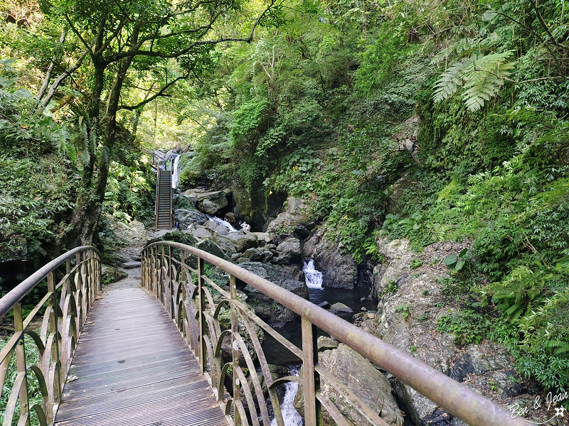 新寮瀑布步道》漫步輕鬆好走森林步道，探訪雙層沁涼瀑布 @紫色微笑 Ben&amp;Jean 饗樂生活