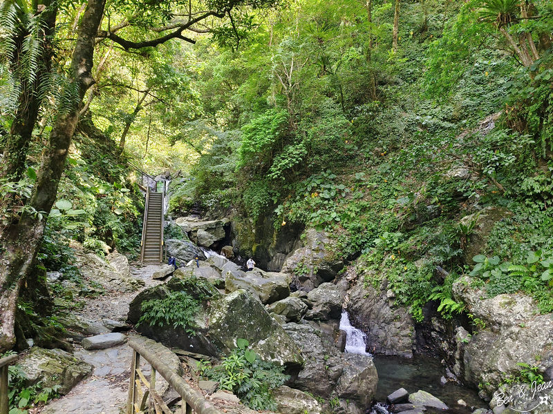 新寮瀑布步道》漫步輕鬆好走森林步道，探訪雙層沁涼瀑布 @紫色微笑 Ben&amp;Jean 饗樂生活