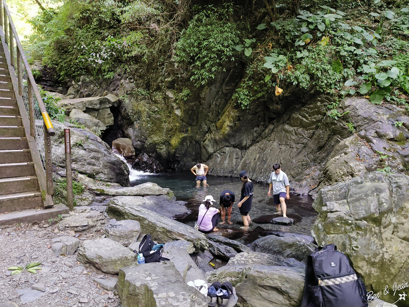 新寮瀑布步道》漫步輕鬆好走森林步道，探訪雙層沁涼瀑布 @紫色微笑 Ben&amp;Jean 饗樂生活