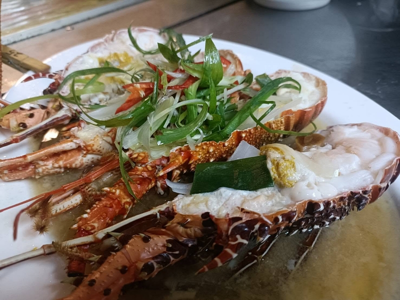 【花蓮美食】欣欣麵館：掛著麵店招牌的高CP值海鮮餐廳！必點鬼頭刀一夜干與龍蝦 @紫色微笑 Ben Jean 饗樂生活