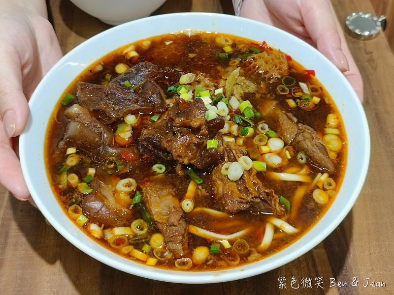 真正香牛肉麵》紅燒牛肉麵湯鮮味美肉大塊，三寶牛肉麵超大碗 @紫色微笑 Ben&amp;Jean 饗樂生活