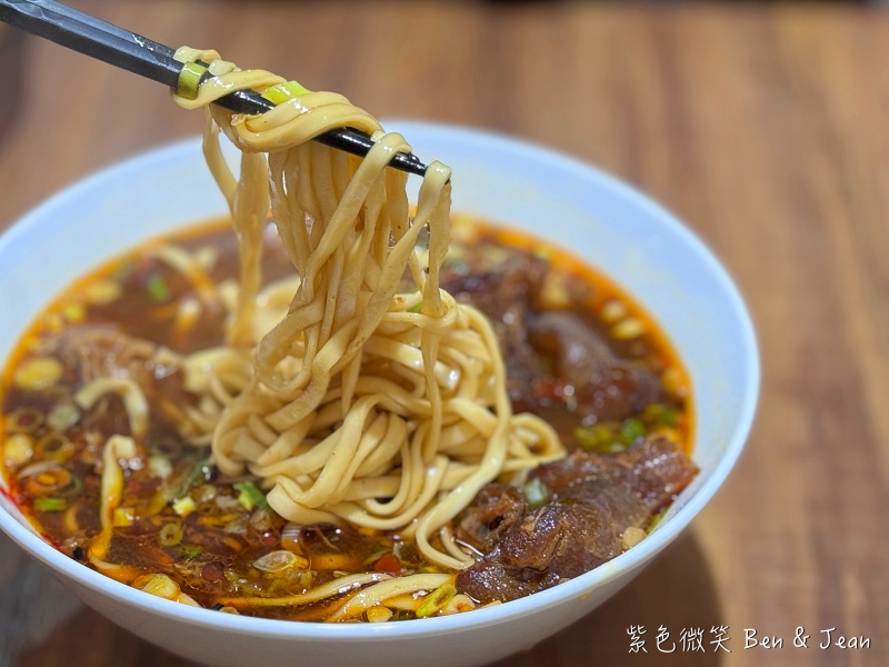 真正香牛肉麵》紅燒牛肉麵湯鮮味美肉大塊，三寶牛肉麵超大碗 @紫色微笑 Ben&amp;Jean 饗樂生活