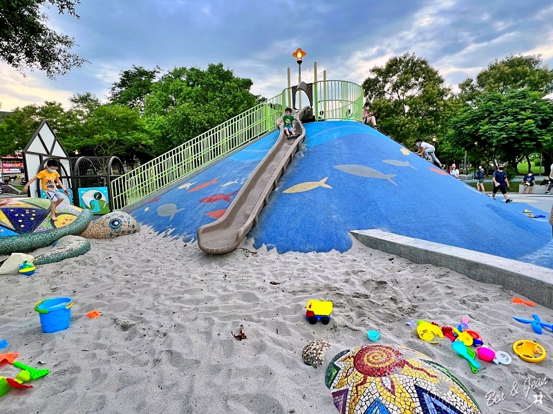 桃園親子景點》新勢公園共融兒童遊戲場~海洋主題兒童遊戲公園，3米高溜滑梯，大沙坑裏還有海龜共遊，挖土機、河川造型玩沙台，BMX 滑板場地一級棒 @紫色微笑 Ben&amp;Jean 饗樂生活