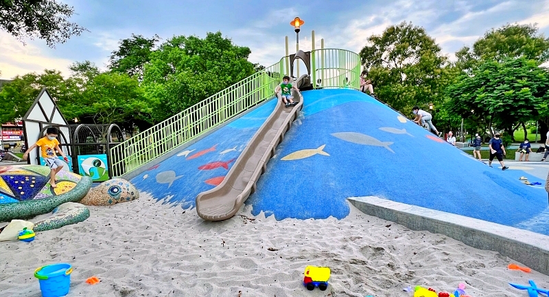 桃園親子景點》新勢公園共融兒童遊戲場~海洋主題兒童遊戲公園，3米高溜滑梯，大沙坑裏還有海龜共遊，挖土機、河川造型玩沙台，BMX 滑板場地一級棒 @紫色微笑 Ben&amp;Jean 饗樂生活