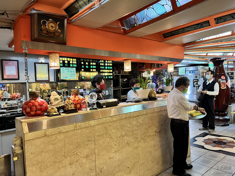 東一排骨總店》走過半世紀的排骨飯、70年代復古裝潢 華燈初上的懷舊氛圍 食尚玩家推薦！ @紫色微笑 Ben&amp;Jean 饗樂生活