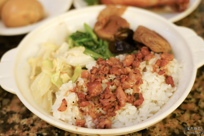 東一排骨總店》走過半世紀的排骨飯、70年代復古裝潢 華燈初上的懷舊氛圍 食尚玩家推薦！ @紫色微笑 Ben&amp;Jean 饗樂生活