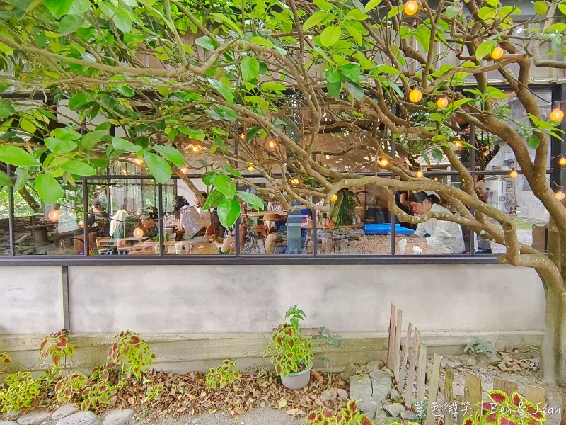 1之2号》池塘邊的大樹下，隱藏在巷弄的綠意咖啡廳，披薩、義大利麵、甜點都有水準，寵物友善餐廳 @紫色微笑 Ben&amp;Jean 饗樂生活