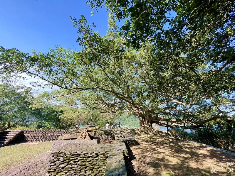 砲台山風景區》巨大老榕，鳥瞰三澳風景(蘇澳、北方澳、南方澳)、扇形火車庫 ，軍商漁港三合一的美景盡收眼底 @紫色微笑 Ben&amp;Jean 饗樂生活