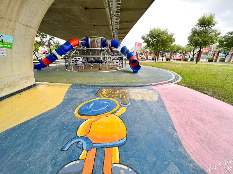 番仔溝公園》橋下機器人全齡遊戲場！無論晴雨天都能玩、飛碟多功能溜滑梯、沙坑、三人跳格子｜嘉義親子景點 @紫色微笑 Ben&amp;Jean 饗樂生活