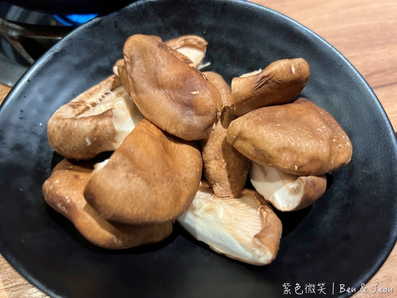 湯蒸火鍋》海陸大餐火鍋380元起CP值高，新鮮肉品與海鮮在地蔬食好滋味，好停車最方便 @紫色微笑 Ben&amp;Jean 饗樂生活