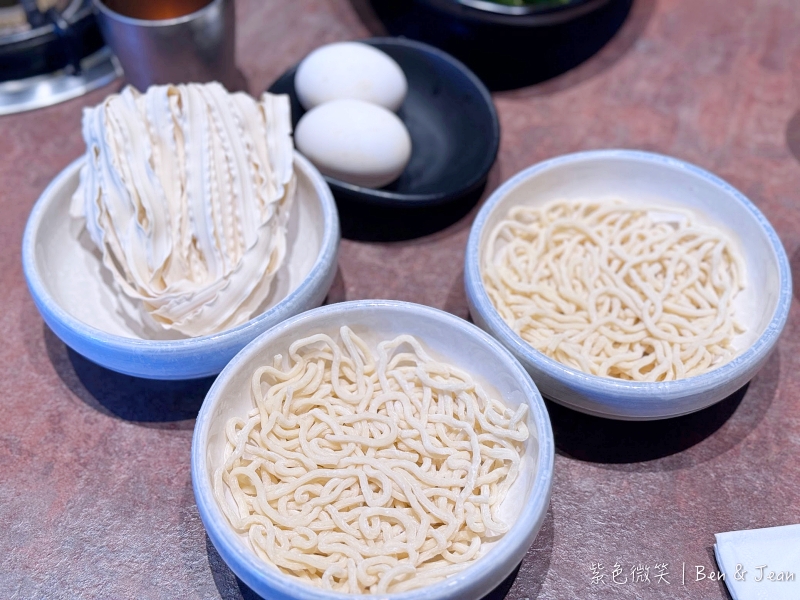 鼎楓寶島火鍋旗艦店》石頭火鍋湯鮮味美，肉多多海陸套餐肉爆多，爆爆麻油蒜頭蛤蜊鍋～超香超好吃 @紫色微笑 Ben&amp;Jean 饗樂生活