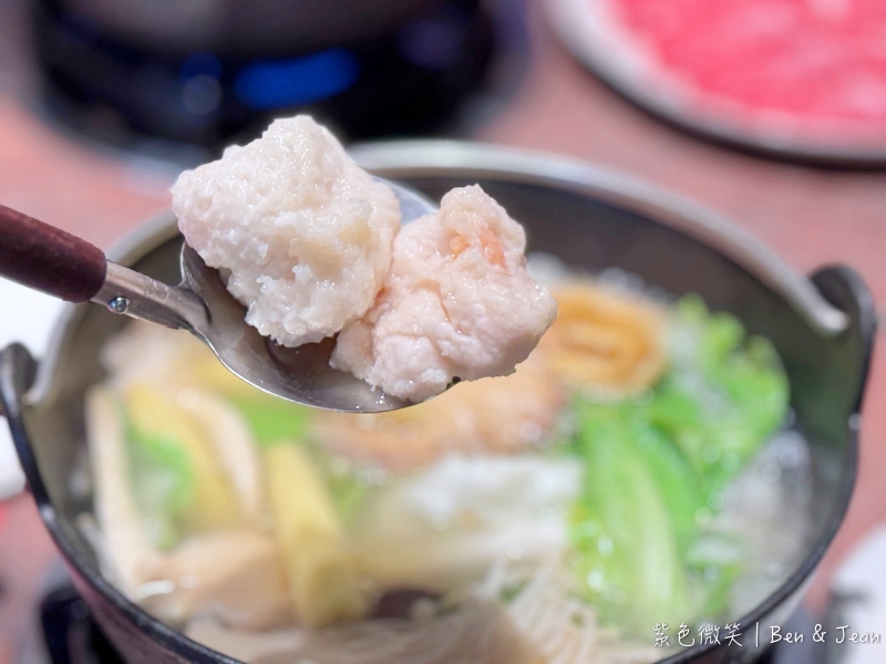 鼎楓寶島火鍋旗艦店》石頭火鍋湯鮮味美，肉多多海陸套餐肉爆多，爆爆麻油蒜頭蛤蜊鍋～超香超好吃 @紫色微笑 Ben&amp;Jean 饗樂生活