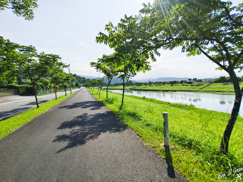 樹樔咖啡》冬山河畔榕樹下的庭園咖啡廳、綠色河岸景色怡人 @紫色微笑 Ben&amp;Jean 饗樂生活