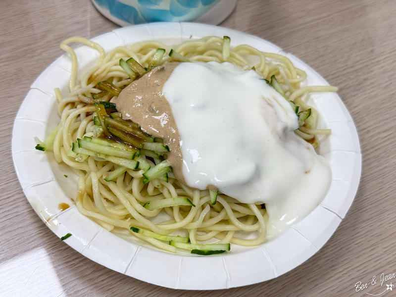 公園老店涼麵》加美乃滋的涼麵，口味新鮮有趣、加上香菇肉羹，是在地人推薦組合 @紫色微笑 Ben&amp;Jean 饗樂生活