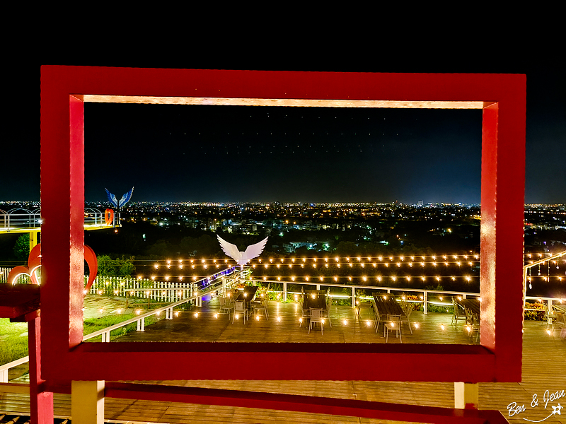 兔子迷宮枕夜粉美 》宜蘭咖啡景觀餐廳，浪漫天空步道夢幻夜景超好拍！ @紫色微笑 Ben&amp;Jean 饗樂生活