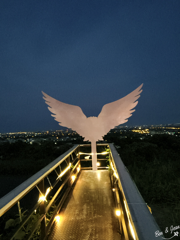 兔子迷宮枕夜粉美 》宜蘭咖啡景觀餐廳，浪漫天空步道夢幻夜景超好拍！ @紫色微笑 Ben&amp;Jean 饗樂生活