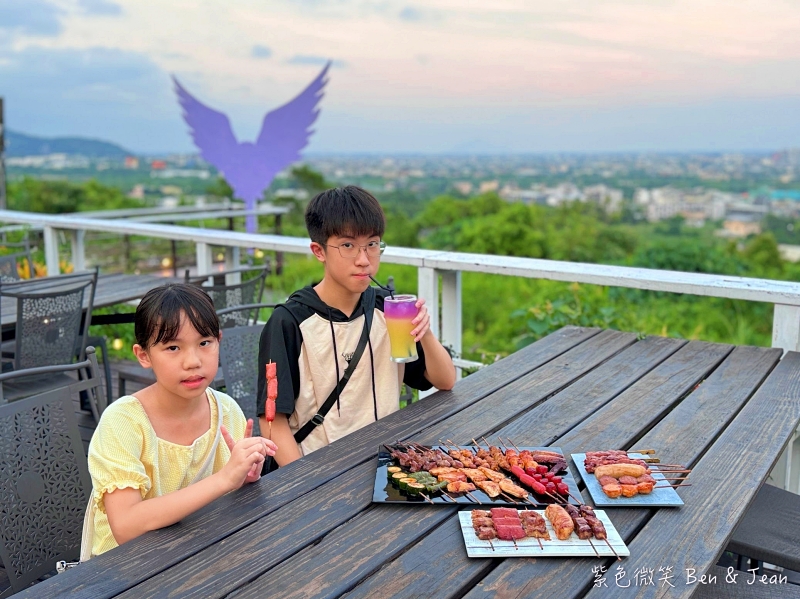 兔子迷宮枕夜粉美 》宜蘭咖啡景觀餐廳，浪漫天空步道夢幻夜景超好拍！ @紫色微笑 Ben&amp;Jean 饗樂生活