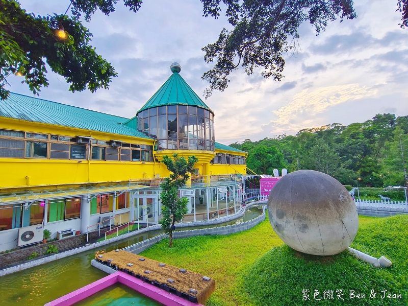 兔子迷宮枕夜粉美 》宜蘭咖啡景觀餐廳，浪漫天空步道夢幻夜景超好拍！ @紫色微笑 Ben&amp;Jean 饗樂生活