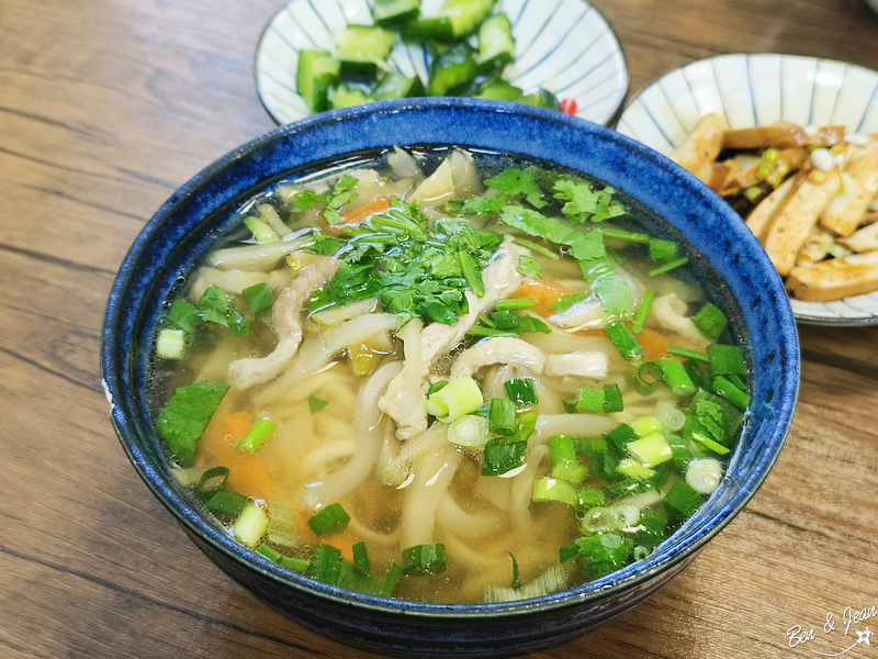 上品牛肉麵》在地人的喜愛紅燒牛肉麵，湯頭清爽不膩 @紫色微笑 Ben&amp;Jean 饗樂生活