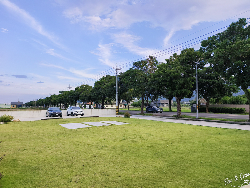 無名糧倉Sem Nome Celeiro》白色鄉間咖啡廳，綠色草坪好吸睛，下午茶很迷人，寵物友善 @紫色微笑 Ben&amp;Jean 饗樂生活