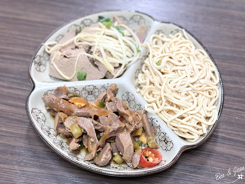 六眷村麻辣鴛鴦鍋刀削牛肉麵》刀削麵條勁道十足，牛肉湯頭鮮美甘醇，還有麻辣鴛鴦鍋及單點川菜很精采 @紫色微笑 Ben&amp;Jean 饗樂生活