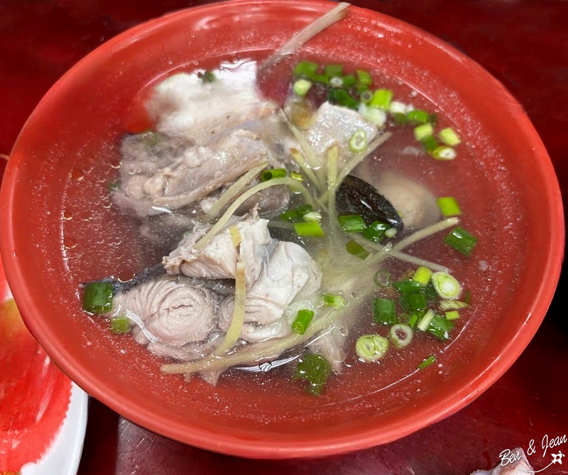 阿芬鮮魚湯》價位親民的鬼頭刀鮮魚湯，海鮮炒飯、炒麵也是必點啊！生魚片150~180元，新鮮就是王道CP值高，非凡大探索、食尚玩家美食餐廳推薦 @紫色微笑 Ben&amp;Jean 饗樂生活