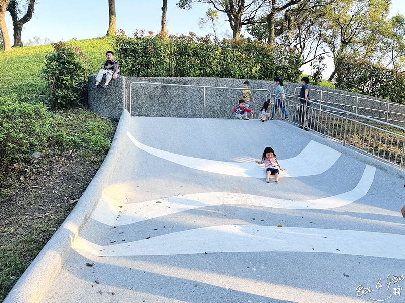 泡泡森林》羅東運動公園兒童遊戲場(薛長興風雨樂活館)兒童沙池、地景滑梯、多功能攀爬遊具、鞦韆、彈跳床、戲水設施、長青活動區有長青體健設施，多功能活動廣場 @紫色微笑 Ben&amp;Jean 饗樂生活