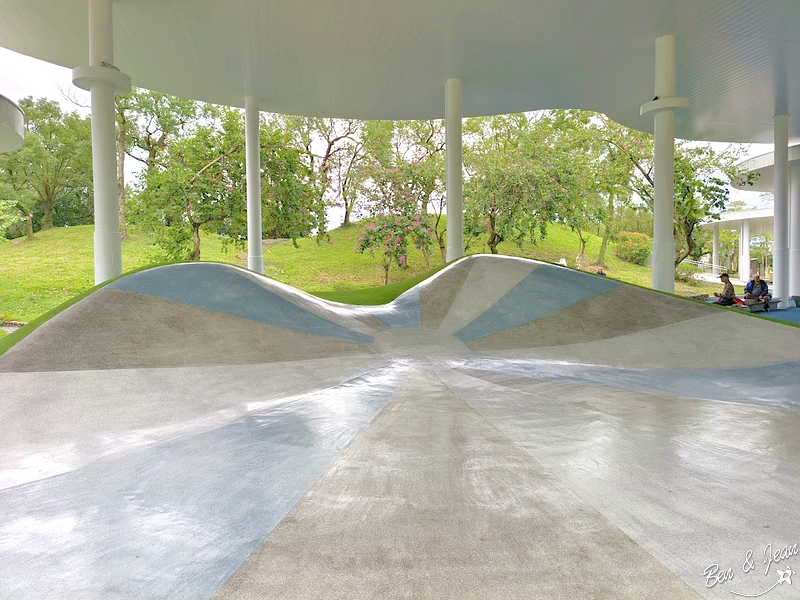 泡泡森林》羅東運動公園兒童遊戲場(薛長興風雨樂活館)兒童沙池、地景滑梯、多功能攀爬遊具、鞦韆、彈跳床、戲水設施、長青活動區有長青體健設施，多功能活動廣場 @紫色微笑 Ben&amp;Jean 饗樂生活