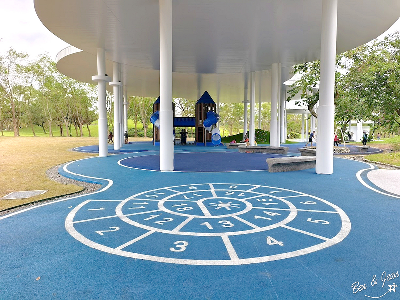 泡泡森林》羅東運動公園兒童遊戲場(薛長興風雨樂活館)兒童沙池、地景滑梯、多功能攀爬遊具、鞦韆、彈跳床、戲水設施、長青活動區有長青體健設施，多功能活動廣場 @紫色微笑 Ben&amp;Jean 饗樂生活