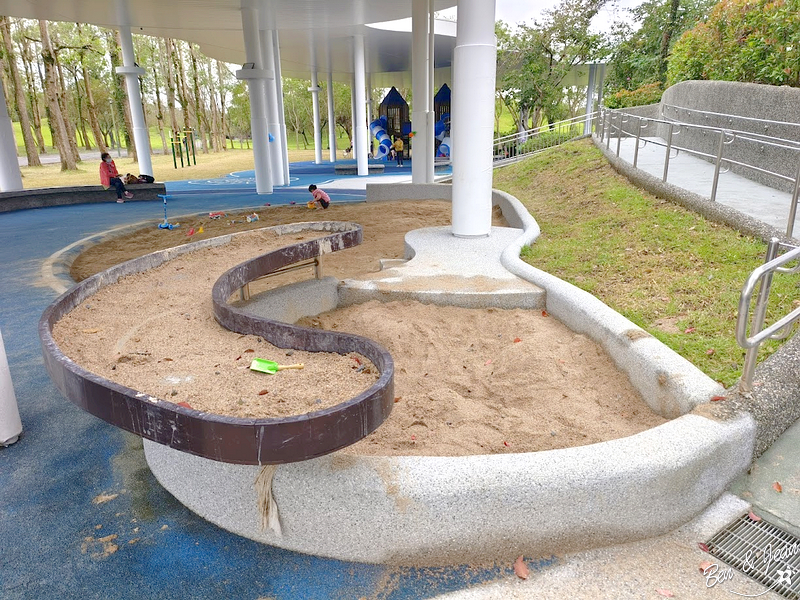 泡泡森林》羅東運動公園兒童遊戲場(薛長興風雨樂活館)兒童沙池、地景滑梯、多功能攀爬遊具、鞦韆、彈跳床、戲水設施、長青活動區有長青體健設施，多功能活動廣場 @紫色微笑 Ben&amp;Jean 饗樂生活