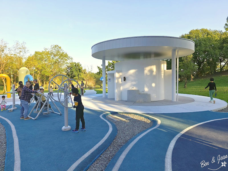 泡泡森林》羅東運動公園兒童遊戲場(薛長興風雨樂活館)兒童沙池、地景滑梯、多功能攀爬遊具、鞦韆、彈跳床、戲水設施、長青活動區有長青體健設施，多功能活動廣場 @紫色微笑 Ben&amp;Jean 饗樂生活