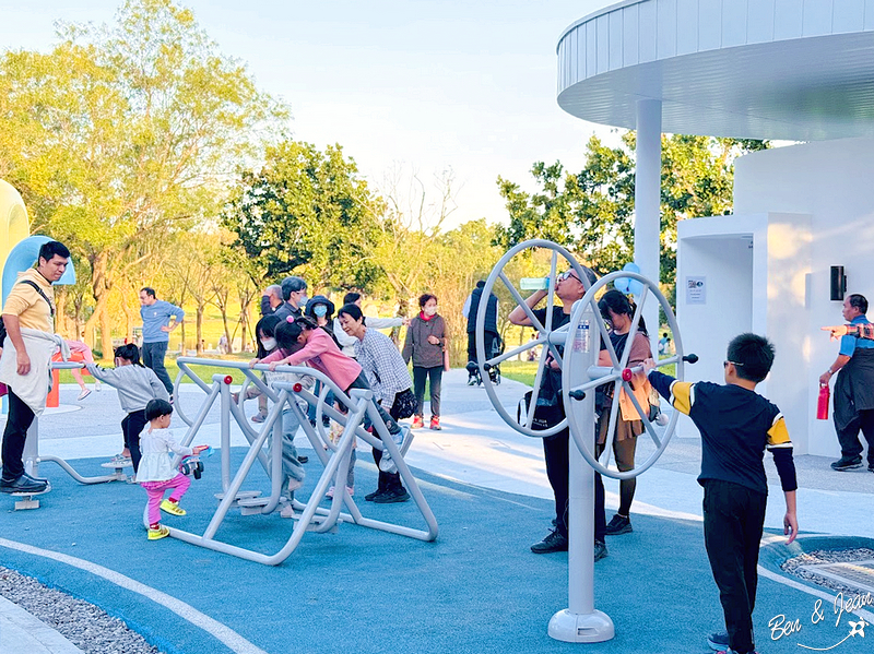 泡泡森林》羅東運動公園兒童遊戲場(薛長興風雨樂活館)兒童沙池、地景滑梯、多功能攀爬遊具、鞦韆、彈跳床、戲水設施、長青活動區有長青體健設施，多功能活動廣場 @紫色微笑 Ben&amp;Jean 饗樂生活