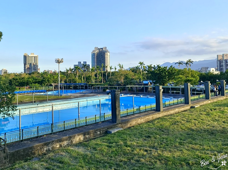 泡泡森林》羅東運動公園兒童遊戲場(薛長興風雨樂活館)兒童沙池、地景滑梯、多功能攀爬遊具、鞦韆、彈跳床、戲水設施、長青活動區有長青體健設施，多功能活動廣場 @紫色微笑 Ben&amp;Jean 饗樂生活