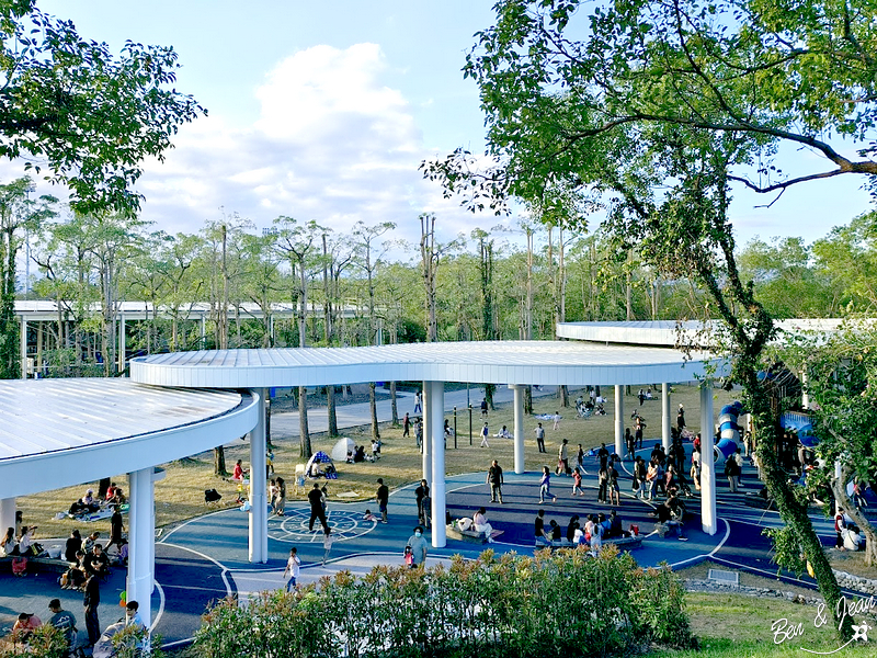 泡泡森林》羅東運動公園兒童遊戲場(薛長興風雨樂活館)兒童沙池、地景滑梯、多功能攀爬遊具、鞦韆、彈跳床、戲水設施、長青活動區有長青體健設施，多功能活動廣場 @紫色微笑 Ben&amp;Jean 饗樂生活