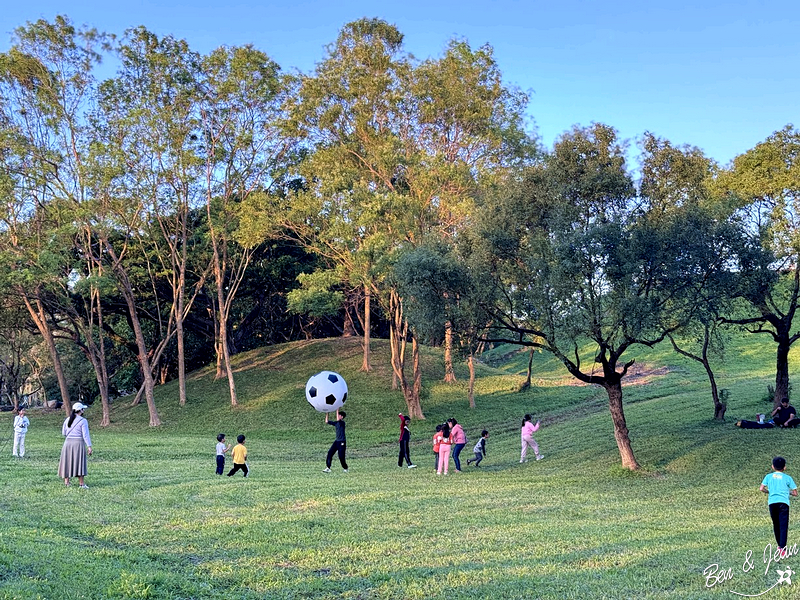 泡泡森林》羅東運動公園兒童遊戲場(薛長興風雨樂活館)兒童沙池、地景滑梯、多功能攀爬遊具、鞦韆、彈跳床、戲水設施、長青活動區有長青體健設施，多功能活動廣場 @紫色微笑 Ben&amp;Jean 饗樂生活