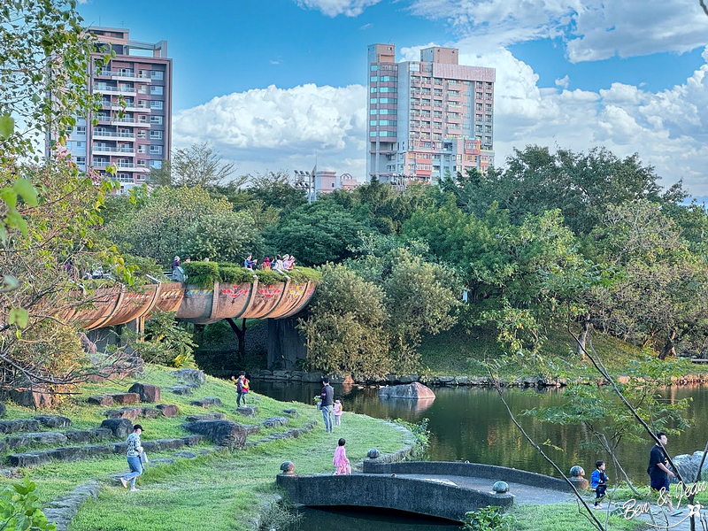 泡泡森林》羅東運動公園兒童遊戲場(薛長興風雨樂活館)兒童沙池、地景滑梯、多功能攀爬遊具、鞦韆、彈跳床、戲水設施、長青活動區有長青體健設施，多功能活動廣場 @紫色微笑 Ben&amp;Jean 饗樂生活