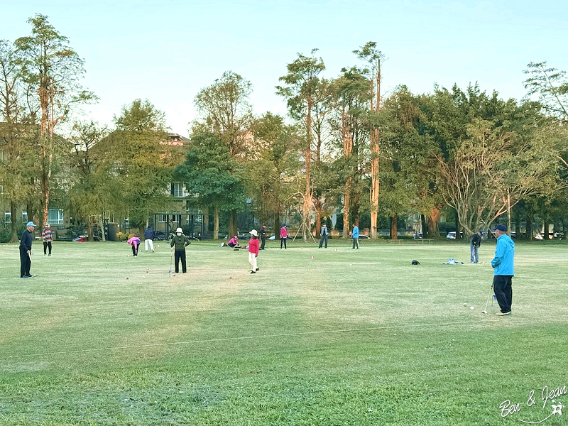 泡泡森林》羅東運動公園兒童遊戲場(薛長興風雨樂活館)兒童沙池、地景滑梯、多功能攀爬遊具、鞦韆、彈跳床、戲水設施、長青活動區有長青體健設施，多功能活動廣場 @紫色微笑 Ben&amp;Jean 饗樂生活