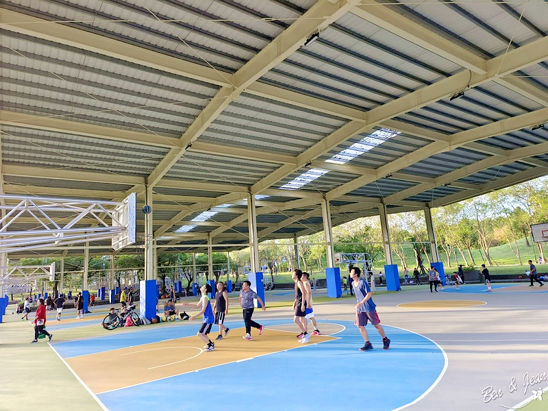 泡泡森林》羅東運動公園兒童遊戲場(薛長興風雨樂活館)兒童沙池、地景滑梯、多功能攀爬遊具、鞦韆、彈跳床、戲水設施、長青活動區有長青體健設施，多功能活動廣場 @紫色微笑 Ben&amp;Jean 饗樂生活