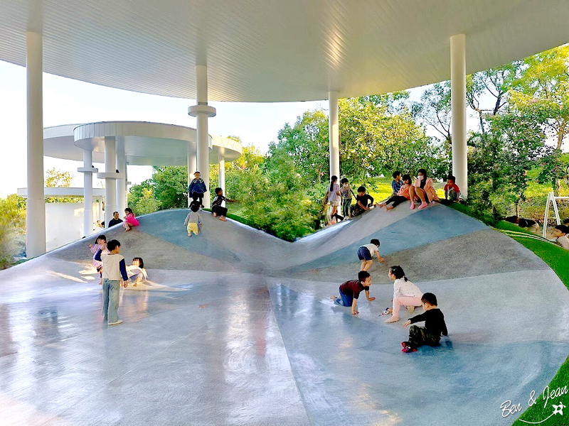 泡泡森林》羅東運動公園兒童遊戲場(薛長興風雨樂活館)兒童沙池、地景滑梯、多功能攀爬遊具、鞦韆、彈跳床、戲水設施、長青活動區有長青體健設施，多功能活動廣場 @紫色微笑 Ben&amp;Jean 饗樂生活