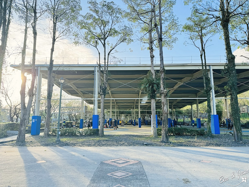 泡泡森林》羅東運動公園兒童遊戲場(薛長興風雨樂活館)兒童沙池、地景滑梯、多功能攀爬遊具、鞦韆、彈跳床、戲水設施、長青活動區有長青體健設施，多功能活動廣場 @紫色微笑 Ben&amp;Jean 饗樂生活