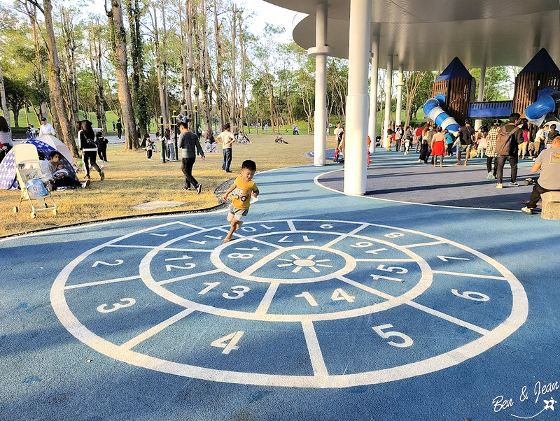 泡泡森林》羅東運動公園兒童遊戲場(薛長興風雨樂活館)兒童沙池、地景滑梯、多功能攀爬遊具、鞦韆、彈跳床、戲水設施、長青活動區有長青體健設施，多功能活動廣場 @紫色微笑 Ben&amp;Jean 饗樂生活