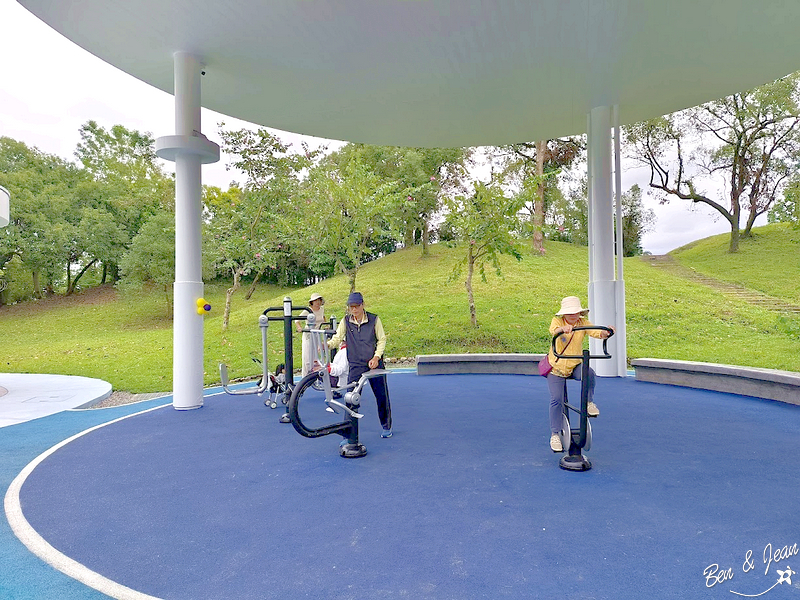 泡泡森林》羅東運動公園兒童遊戲場(薛長興風雨樂活館)兒童沙池、地景滑梯、多功能攀爬遊具、鞦韆、彈跳床、戲水設施、長青活動區有長青體健設施，多功能活動廣場 @紫色微笑 Ben&amp;Jean 饗樂生活